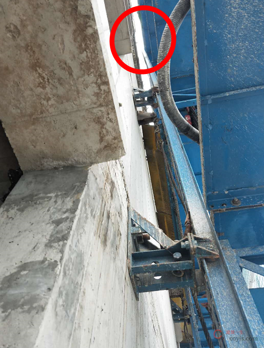 爬架最上一道附墙支座有缺失。