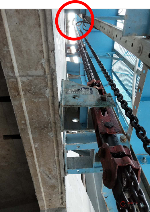 爬架最上一道附墙支座有缺失。