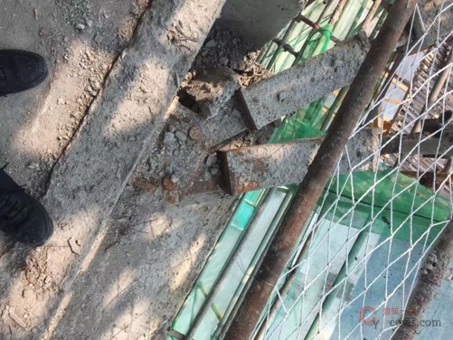 附着预埋螺杆数量与方案不符,方案为六根螺杆,实际为四根。附着螺栓边缘混凝土太薄,不能有效固定附着支座