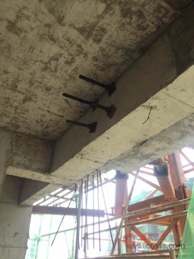 附着预埋螺杆数量与方案不符,方案为六根螺杆,实际为四根。附着螺栓边缘混凝土太薄,不能有效固定附着支座