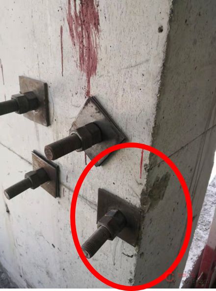 附着预埋螺杆数量与方案不符,方案为六根螺杆,实际为四根。附着螺栓边缘混凝土太薄,不能有效固定附着支座