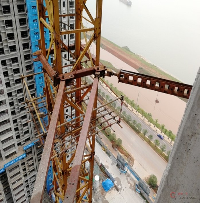 现场塔吊附臂形式混乱,如方案及交底中显示塔吊为角钢格构式,方案验收图片为槽钢格构式,安全部验收资料显示符合方案要求;现场甚至出现同一层三肢附臂分别为角钢格构、槽钢格构、槽钢对扣(或方管)的情况。