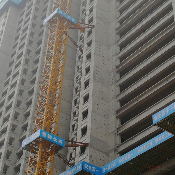 现场塔吊附臂形式混乱,如方案及交底中显示塔吊为角钢格构式,方案验收图片为槽钢格构式,安全部验收资料显示符合方案要求;现场甚至出现同一层三肢附臂分别为角钢格构、槽钢格构、槽钢对扣(或方管)的情况。