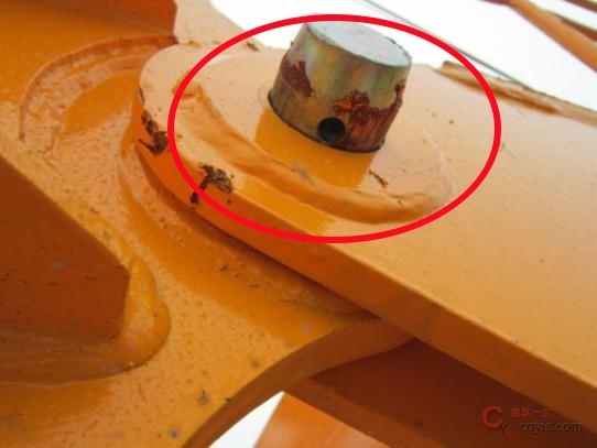 平衡臂与回转塔身连接销轴漏装开口销