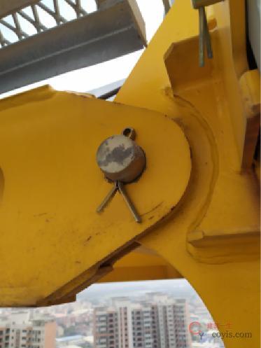 平衡臂与回转塔身连接销轴漏装开口销