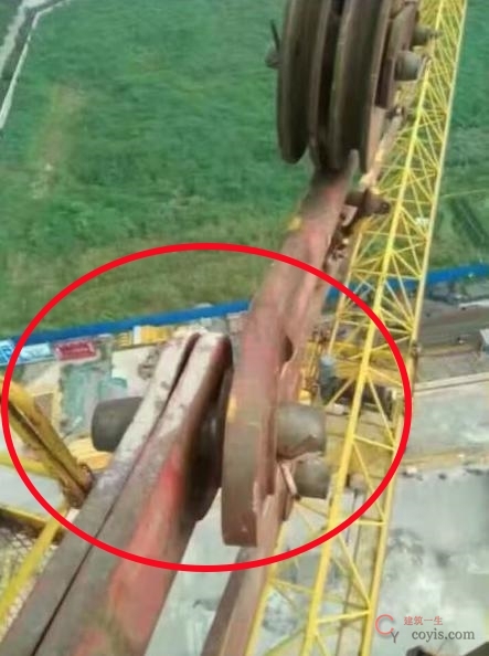 起重臂拉杆安装连接固定方式错误