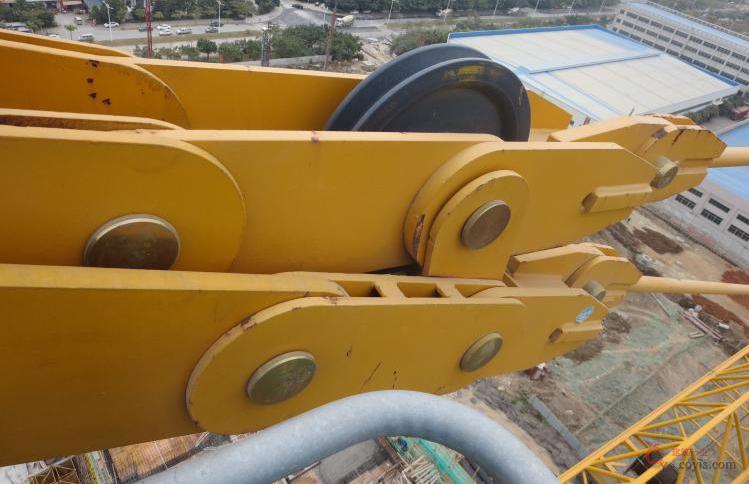 起重臂拉杆安装连接固定方式错误