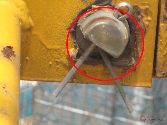 起重臂下弦杆连接销轴三角挡板脱落