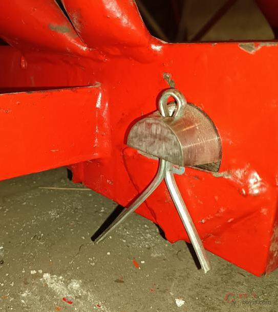 起重臂下弦杆连接销轴三角挡板脱落