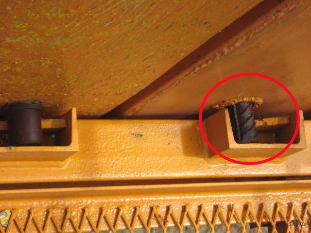 采用螺纹钢筋代替平衡重支承销错误图片