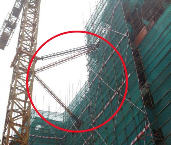 塔机附着杆系布置不符合使用说明书规定错误图片