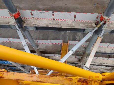 4.3.12 附着抱箍构造不可靠