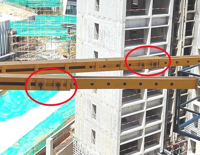 4.3.18 套管伸缩式附着杆销轴安装数量不符合要求