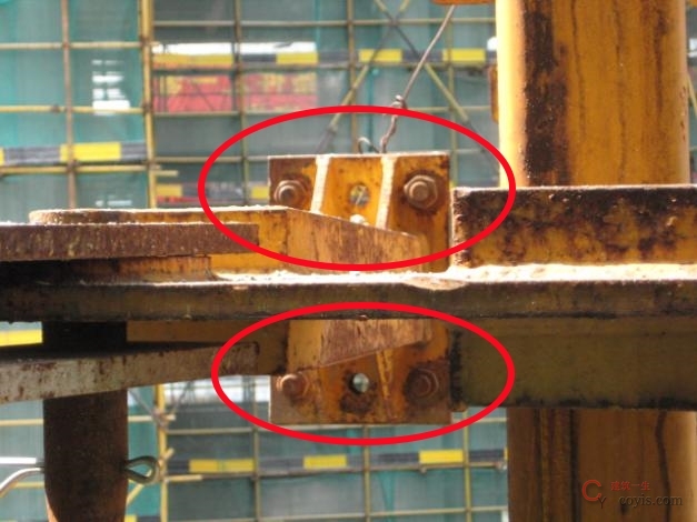 4.3.22 塔机附着框高强度连接螺栓不齐全