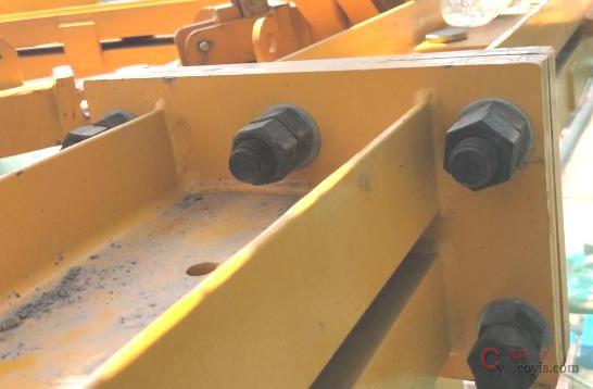 4.3.22 塔机附着框高强度连接螺栓不齐全