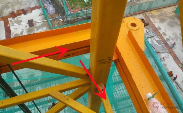 4.3.24 顶部附着框处未安装内撑杆