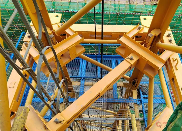 4.3.24 顶部附着框处未安装内撑杆