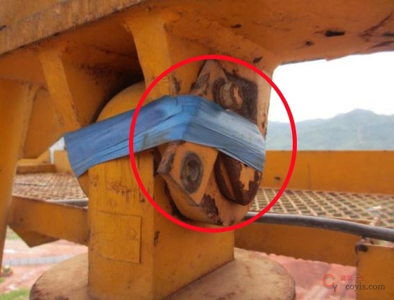 4.4【爬升系统】类隐患 4.4.1 液压油缸连接销轴轴向固定不符合要求