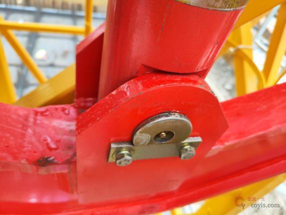 4.4【爬升系统】类隐患 4.4.1 液压油缸连接销轴轴向固定不符合要求