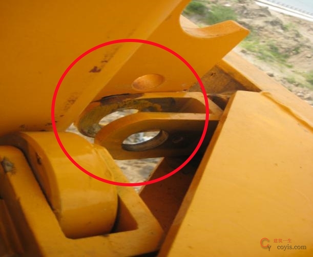 4.4.2 顶升套架导向滚轮缺失隐患图片