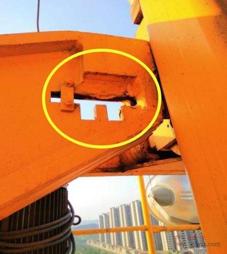 4.4.3 顶升横梁防脱装置防脱销缺失