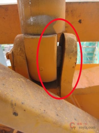 4.4.4 顶升油缸连接耳板局部变形