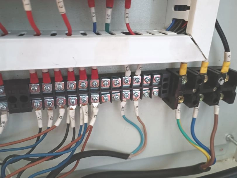 4.7.2 塔机电气柜保护接零线（PE 线）未连接