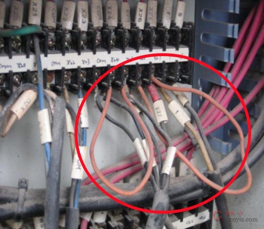 4.7.3 塔机电气柜内接线不规范,短接安全保护回路