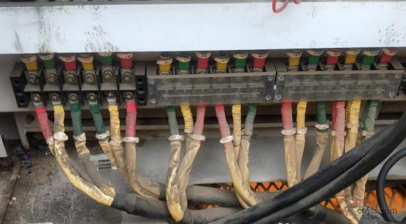 4.7.3 塔机电气柜内接线不规范,短接安全保护回路