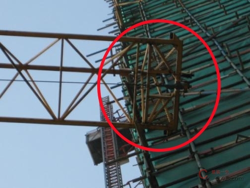 4.8.2 塔机起重臂与障碍物安全距离不符合要求