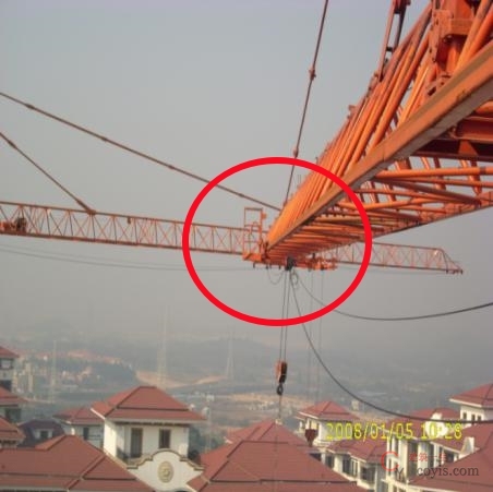 4.8.4 相邻塔机垂直安全距离不符合要求