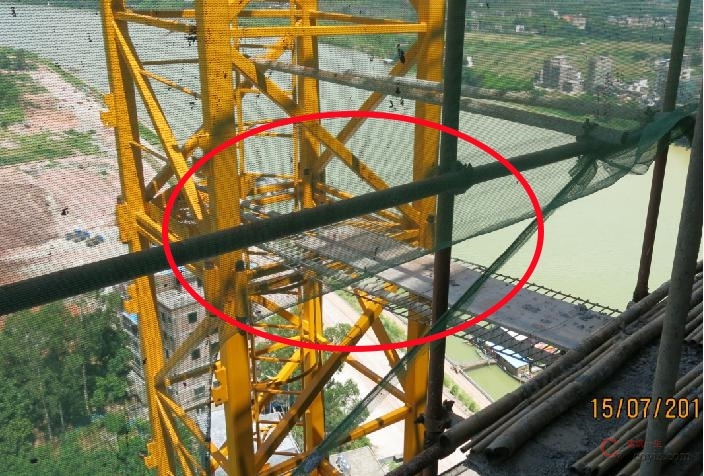 4.9.3 塔机作业人员上下通道缺安全防护