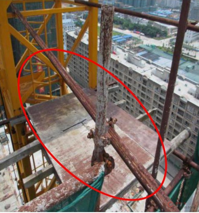 4.9.3 塔机作业人员上下通道缺安全防护