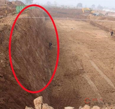 【隐患】放坡开挖,坡率过大,坡体坡面未修整