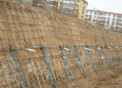 【正确】出水口堵塞渗流不通畅严格按要求挂设钢筋网,确保整体连接