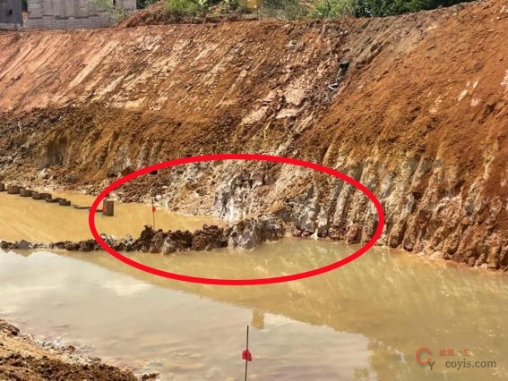 【隐患】坡顶、坡脚未设置排水系统