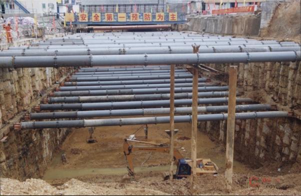 【正确】坑底设置排水盲沟(图示是明沟开挖阶段)