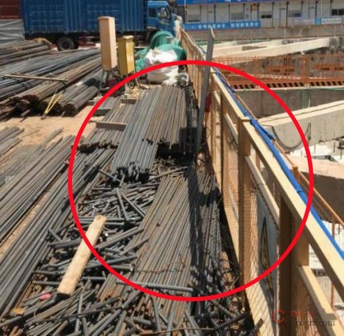 【隐患】坑边堆放过多的材料