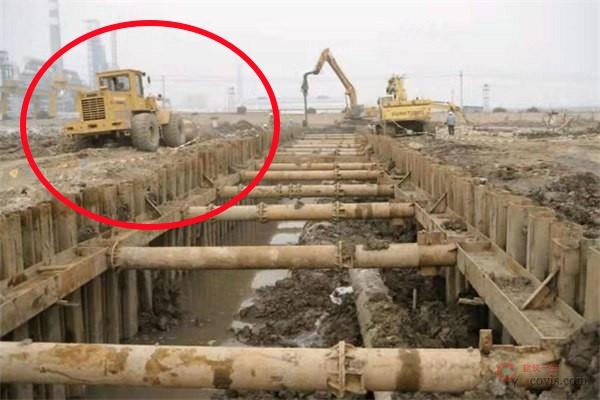 【隐患】机械与基坑边沿安全距离不符合要求