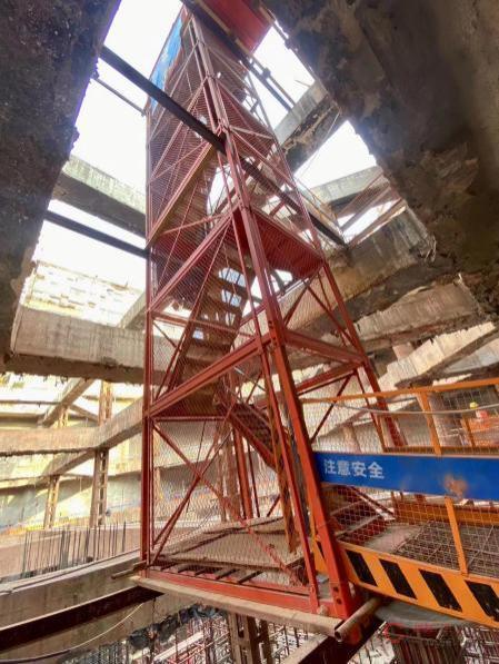 【隐患】严格设置规范的梯笼作为上下通道