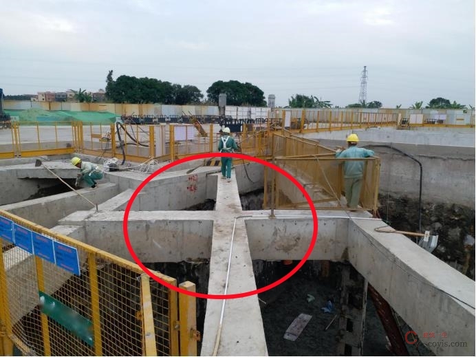 【隐患】施工人员在无临边防护的内支撑梁上行走