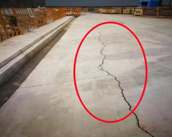 【隐患】未对基坑工程监测或监测不及时,基坑周边建筑物倾斜,坑顶地面产生裂缝