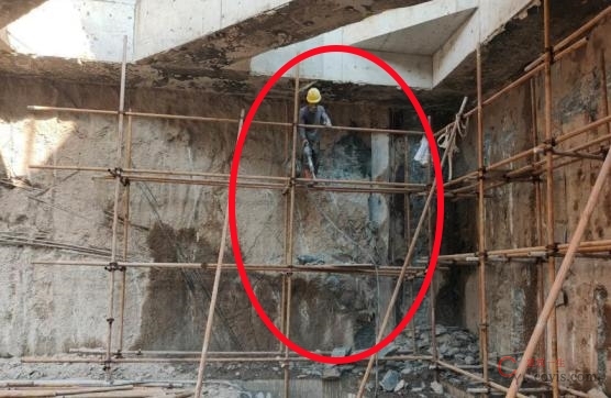 【隐患】人工拆除作业平台防护不全