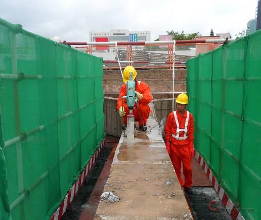 【正确】人工拆除,特别有上下垂直作业时,作好防护措施