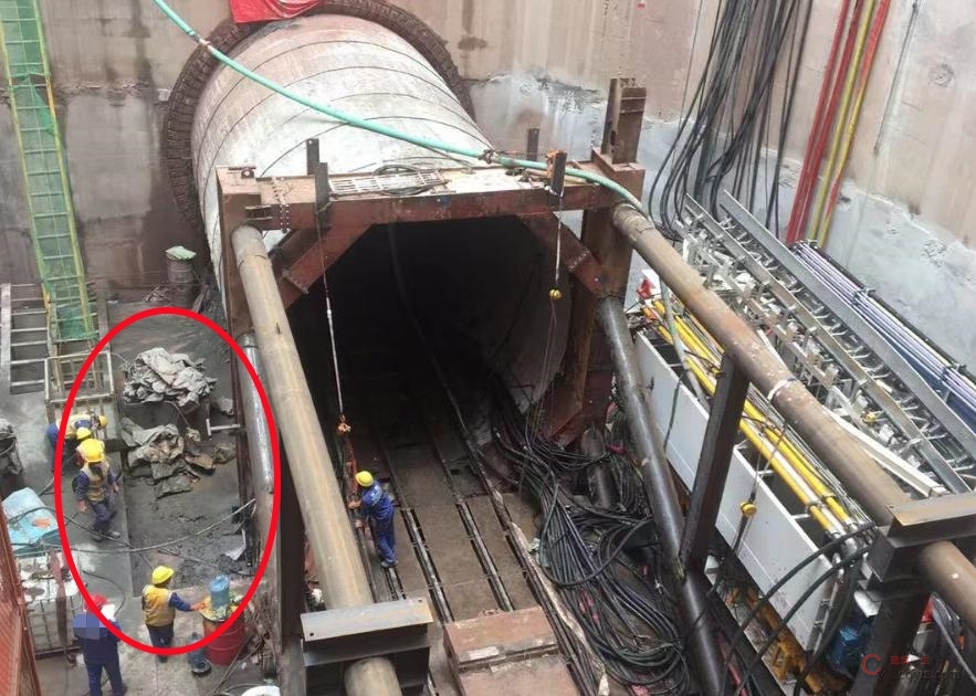 【隐患】通道不畅通、作业平台无警示标识、消防设施不足