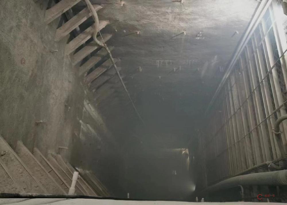 【正确示例】竖井与正洞连接处按设计要求进行加固、上下通道畅通