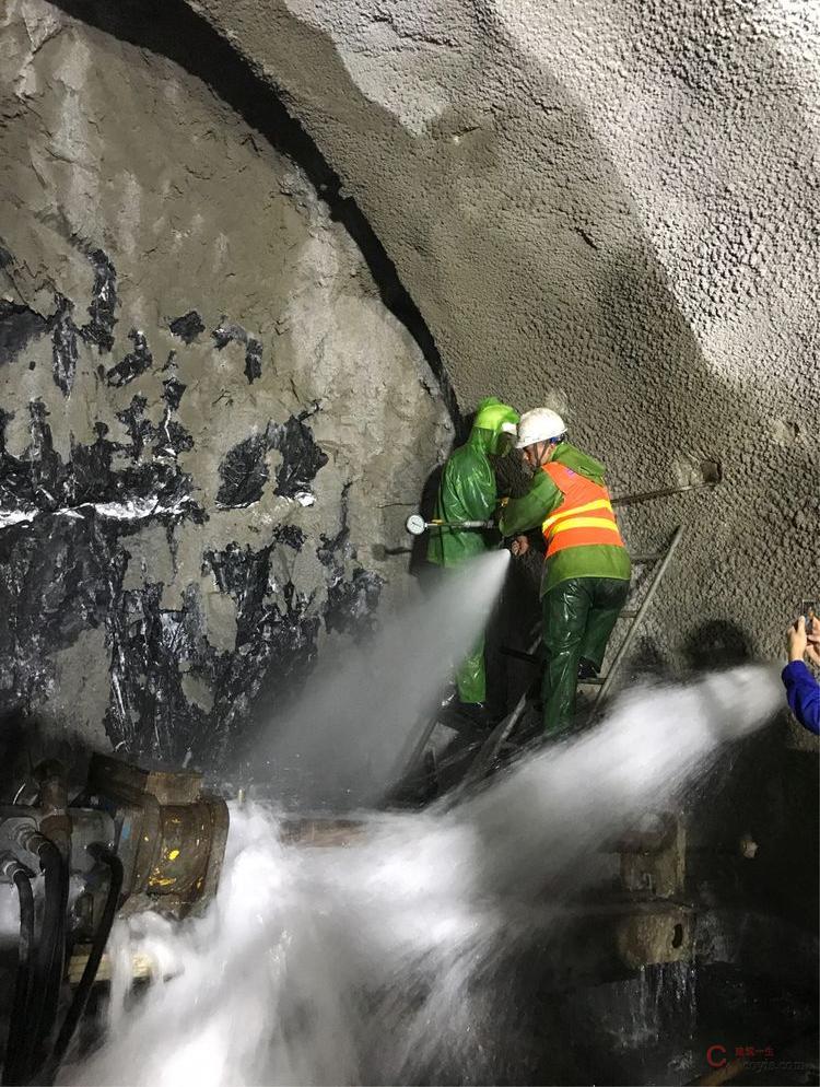 【隐患】水四处流淌、井口无防汛墙、洞内排水