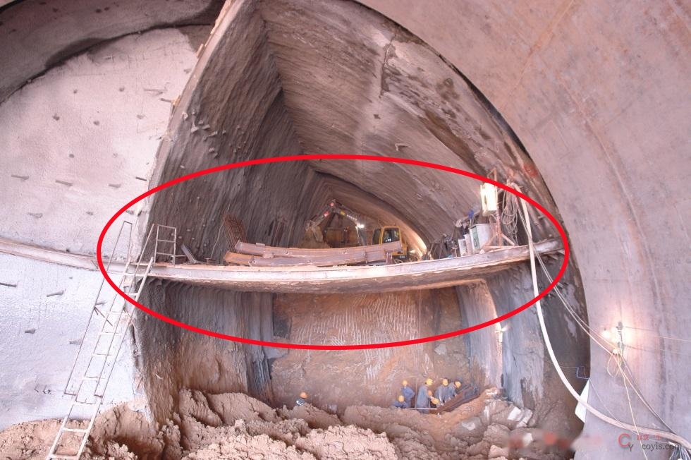 【隐患】分部开挖同层、同侧错开安全距离不符合规范