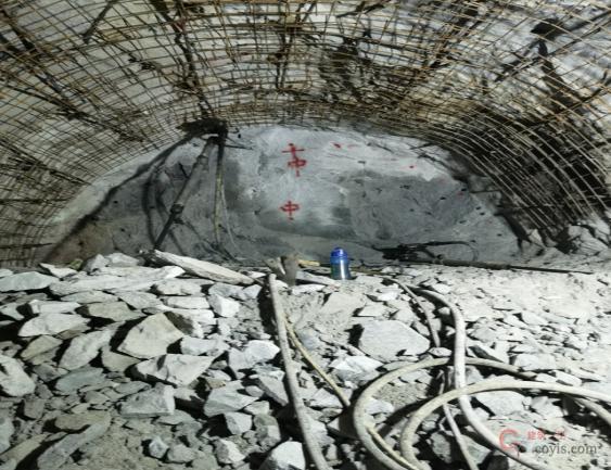 【隐患】开挖面周围支护不牢或松动块未及时清除