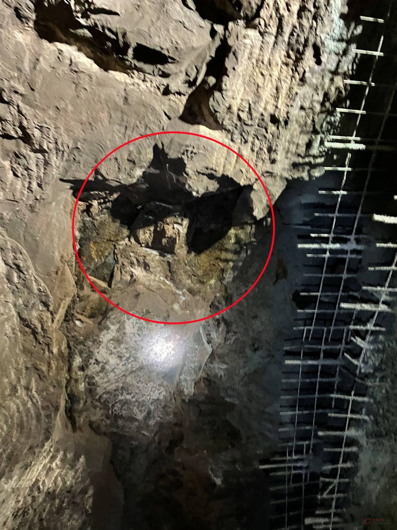 【隐患】开挖面周围支护不牢或松动块未及时清除